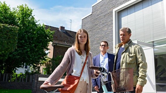 Lars (Ingo Naujoks, M.) und Finn (Sven Martinek, r.) konfrontieren Lilly Höven (Pauline Rénevier, l.) mit ihren Erkenntnissen. © NDR/ARD/Sandra Hoever 