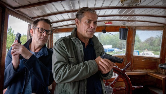 Lars (Ingo Naujoks, l.) und Finn (Sven Martinek, r.) wissen nicht, was sie auf dem Boot erwartet. © NDR/ARD/Georges Pauly 