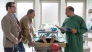 Der Heilpraktiker Knut Mendel ist in seiner Praxis mit einem Dolch ermordet worden. Dr. Strahl (Christoph Tomanek, r.) teilt Lars Englen (Ingo Naujoks, l.) und Finn Kiesewetter (Sven Martinek, M.) die Ergebnisse der pathologischen Untersuchung mit. © NDR/ARD/Georges Pauly 