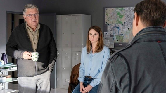 Ein alter Fall erfährt neue Brisanz: Bei Straßenarbeiten wird die Leiche eines jungen Mädchens gefunden, das vor 15 Jahren nach einem Klassenfest spurlos verschwand. Schroeter (Veit Stübner, l.), Nina (Julia Schäfle, M.) und Finn (Sven Martinek) besprechen im Kommissariat die Ermittlungsergebnissse. Ein alter Fall erfährt neue Brisanz: Bei Straßenarbeiten wird die Leiche eines jungen Mädchens gefunden, das vor 15 Jahren nach einem Klassenfest spurlos verschwand. Schroeter (Veit Stübner, l.), Nina (Julia Schäfle, M.) und Finn (Sven Martinek) besprechen im Kommissariat die Ermittlungsergebnissse. © NDR/Georges Pauly