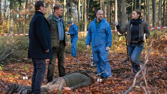 Finn Kiesewetter und Lars Englen werden im Morgengrauen an den Tatort gerufen. Ein Mann, Mitte 50, liegt tot auf einer Lichtung im Wald. Ihm wurde vermutlich aus nächster Nähe in den Hinterkopf geschossen. V.l.n.r. Lars (Ingo Naujoks), Finn (Sven Martinek), Strahl (Christoph Tomanek), Nina Weiss (Julia E. Lenska) © NDR/ARD/Georges Pauly 