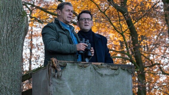 Finn Kiesewetter (Sven Martinek, l.) und Lars Englen (Ingo Naujoks, r.) werden im Morgengrauen an den Tatort gerufen. Ein Mann, Mitte 50, liegt tot auf einer Lichtung im Wald. Finn Kiesewetter (Sven Martinek, l.) und Lars Englen (Ingo Naujoks, r.) werden im Morgengrauen an den Tatort gerufen. Ein Mann, Mitte 50, liegt tot auf einer Lichtung im Wald. © NDR/ARD/Georges Pauly