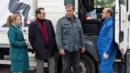 Der Lkw-Fahrer Stefan Buschke wurde erstochen auf einem Rastplatz neben seinem Fahrzeug gefunden. Nina, Lars, Finn und Strahl treffen sich am Tatort. © NDR/ARD/Georges Pauly 