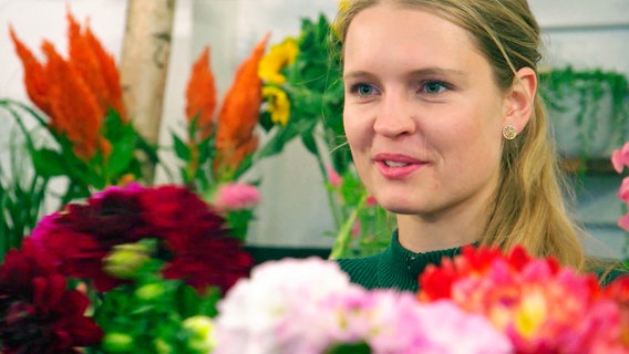 Laura Blöchl führt ihren Blumenladen so "grün" wie möglich: Sie ist auf regionale Blumen spezialisiert, nutzt aus Gras gepresstes Blumenpapier und ökologische Kassenbons. © NDR 