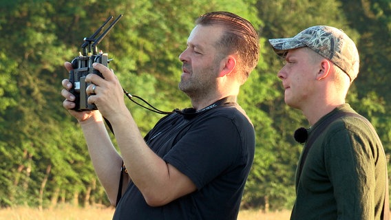 Claus Kuepper und Jäger Rasmus Behrendt auf Rehkitzsuche. © NDR/Jung und Rathjen Filmproduktion 