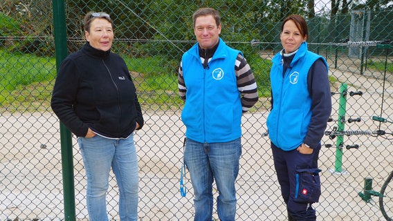 Evelyn Vos-Kramer (Vorsitzende International Bear Foundation), Patrick Boncourt (Fachreferent für Bären im Tierschutzzentrum Weidefeld) und Stephanie Schunke (Tierpflegerin) freuen sich über das neue Bärengehege an der Schlei. Evelyn Vos-Kramer (Vorsitzende International Bear Foundation), Patrick Boncourt (Fachreferent für Bären im Tierschutzzentrum Weidefeld) und Stephanie Schunke (Tierpflegerin) freuen sich über das neue Bärengehege an der Schlei. © NDR/DHF Media GmbH/Marlon Zielke