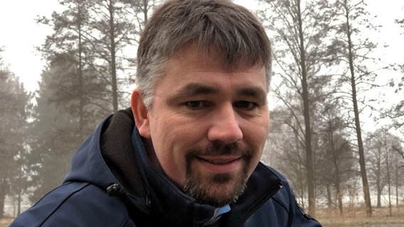 Torben Heese leitet schon in vierter Generation eine der ältesten Teichwirtschaften in der Lüneburger Heide. Torben Heese leitet schon in vierter Generation eine der ältesten Teichwirtschaften in der Lüneburger Heide. © NDR/TV Plus