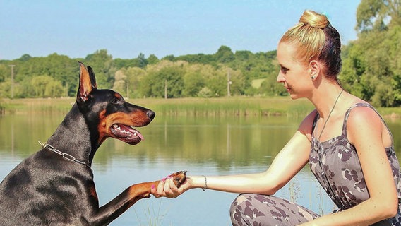 Ein Hund gibt einer Frau die Pfote. © NDR/Labo M GmbH 