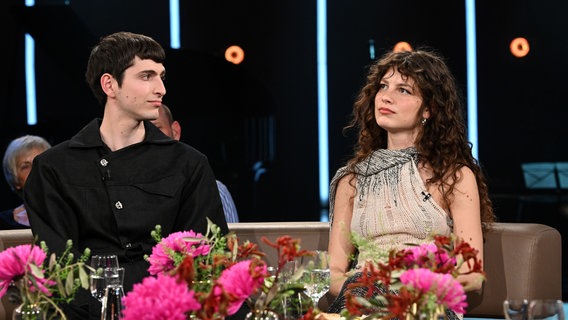 Die Musiker und ESC-Teilnehmer Abor und Tynna sind zu Gast in der NDR Talk Show am 2. Mai 2025. © NDR Fernsehen/Uwe Ernst Foto: Uwe Ernst