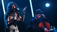 Die ESC-Teilnehmer Abor und Tynna spielen ihren Song "Baller" in der NDR Talk Show am 2. Mai 2025. © NDR Fernsehen/Uwe Ernst Foto: Uwe Ernst