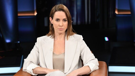 Die Journalistin Natalie Amiri ist zu Gast in der NDR Talk Show am 8. April 2022. © NDR Fernsehen/Uwe Ernst Foto: Uwe Ernst