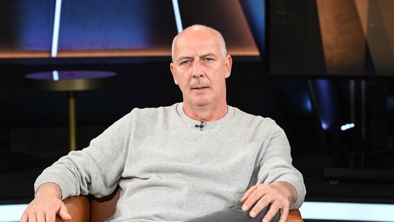 Der ehemalige Fußballprofi und Fußballtrainer Mario Basler ist zu Gast in der NDR Talk Show am 1. April 2022. © NDR Fernsehen/Uwe Ernst Foto: Uwe Ernst