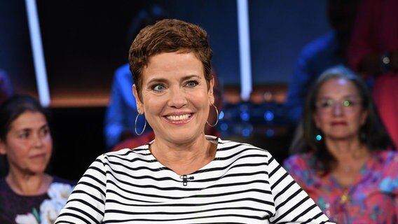 Die Schauspielerin Muriel Baumeister ist zu Gast in der NDR Talk Show am 22. September 2023. © NDR Fernsehen/Uwe Ernst Foto: Uwe Ernst