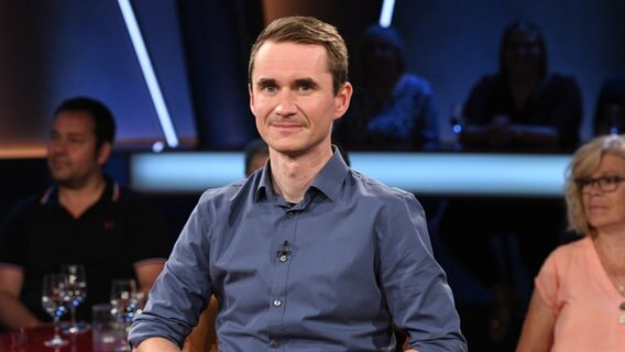 Der Hirnforscher und Neurowissenschaftler Henning Beck ist zu Gast in der NDR Talk Show am 15. Juli 2022. © NDR Fernsehen/ Uwe Ernst Foto: Uwe Ernst