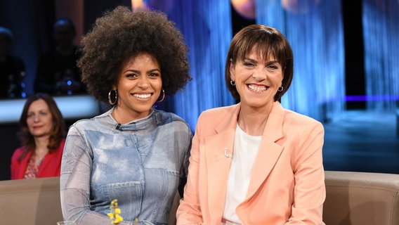 Die Moderatorin Aminata Belli und ihre Mutter Sabine Belli sind zu Gast in der NDR Talk Show am 31. März 2023. © NDR Fernsehen/ Uwe Ernst Foto: Uwe Ernst