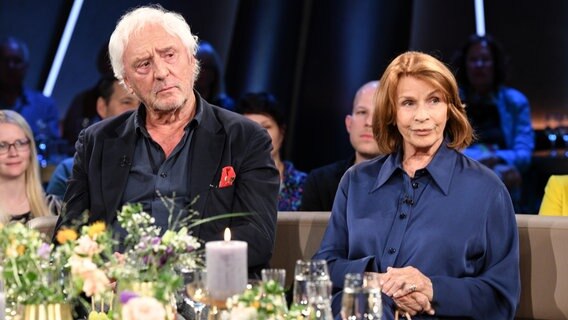Die Schauspielerin Senta Berger und der Schauspieler Günther Maria Halmer sind zu Gast in der NDR Talk Show am 15. September 2023. © NDR Fernsehen/Uwe Ernst Foto: Uwe Ernst
