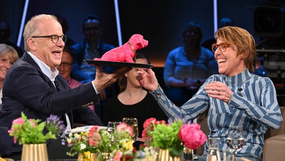 Die Moderatorin Bettina Böttinger bekommt in der NDR Talk Show am 10. Mai 2024 von Hubertus Meyer-Burckhardt einen pinkfarbenen Dackel auf einem Tablett überreicht. © NDR Fernsehen/Uwe Ernst Foto: Uwe Ernst