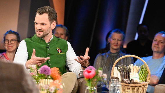 Der Spargelherzog Timo Bohnhoff ist zu Gast in der NDR Talk Show am 9. Mai 2025. © NDR Fernsehen/ Markus Hertrich Foto: Markus Hertrich