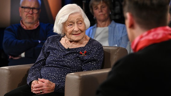 Die Zeitzeugin und Holocaust-Überlebende Irene Butter ist zu Gast in der NDR Talk Show am 2. Mai 2025. © NDR Fernsehen/Uwe Ernst Foto: Uwe Ernst