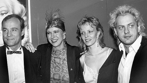 Die Hauptdarsteller des Films "Männer", Heiner Lauterbach (links) und Uwe Ochsenknecht, mit Regisseurin Doris Dörrie und Ulrike Kriener 1986 auf dem Mathäser-Filmball. Die Hauptdarsteller des Films "Männer", Heiner Lauterbach (links) und Uwe Ochsenknecht, mit Regisseurin Doris Dörrie und Ulrike Kriener 1986 auf dem Mathäser-Filmball. © picture alliance/dpa Foto: Ursula Düren
