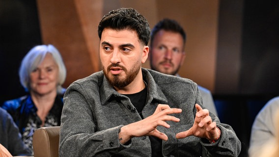 Der Autor und Influencer Tahsim Durgun ist zu Gast in der NDR Talk Show am 9. Mai 2025. © NDR Fernsehen/ Markus Hertrich Foto: Markus Hertrich