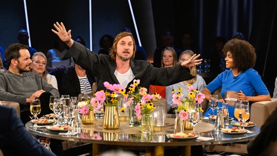 Der Schauspieler Lars Eidinger ist zu Gast in der NDR Talk Show am 29. September 2023. © NDR Fernsehen/ Markus Hertrich Foto: Markus Hertrich