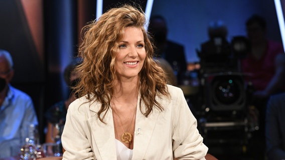 Die Sängerin Ella Endlich ist zu Gast in der NDR Talk Show am 15. Juli 2022. © NDR Fernsehen/ Uwe Ernst Foto: Uwe Ernst