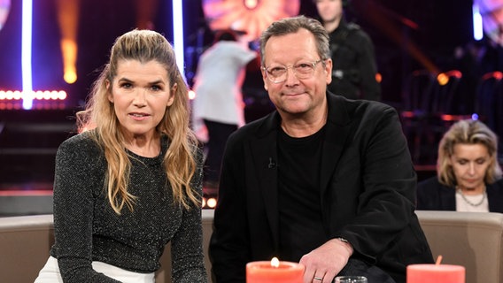 Die Schauspieler Anke Engelke und Matthias Brandt sind zu Gast in der NDR Talk Show Spezial am 16. Dezember 2022. © NDR Fernsehen/ Uwe Ernst Foto: Uwe Ernst