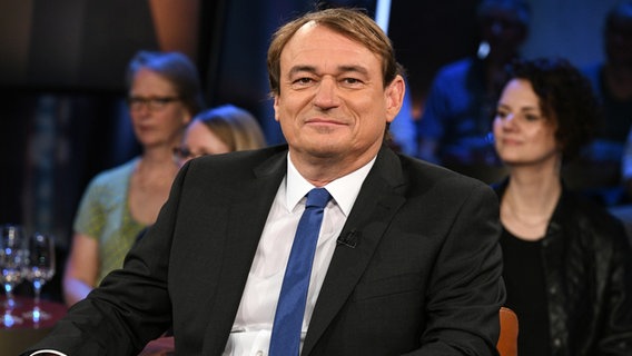 Der Journalist und Autor Andreas Englisch ist zu Gast in der NDR Talk Show am 24. Juni 2022. © NDR Fernsehen/Uwe Ernst Foto: Uwe Ernst