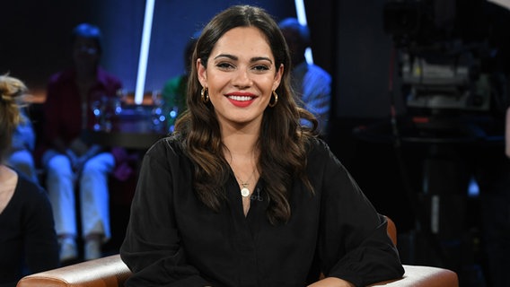 Die Schauspielerin Nilam Farooq ist zu Gast in der NDR Talk Show am 26. August 2022. © NDR Fernsehen/Uwe Ernst Foto: Uwe Ernst