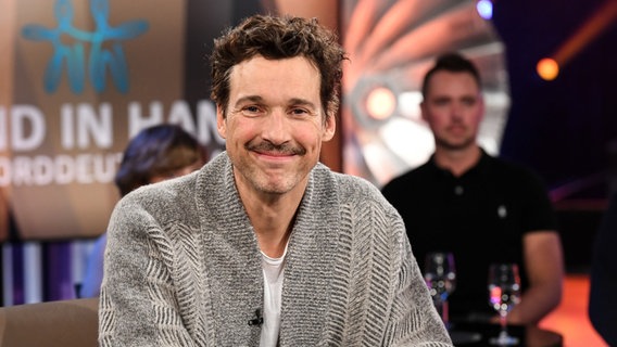 Der Schauspieler Florian David Fitz ist zu Gast in der NDR Talk Show Spezial am 16. Dezember 2022. © NDR Fernsehen/ Uwe Ernst Foto: Uwe Ernst