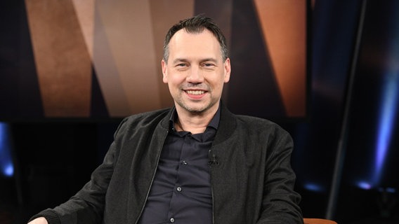 Der Schriftsteller Sebastian Fitzek ist zu Gast in der NDR Talk Show am 1. April 2022. © NDR Fernsehen/Uwe Ernst Foto: Uwe Ernst