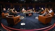 Die Gäste der NDR Talk Show am 26. November 2021 sitzen in einer Runde im Studio. © NDR Fernsehen/Uwe Ernst Foto: Uwe Ernst