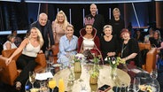 Barbara Schöneberger und Hubertus Meyer-Burckhardt im Gruppenbild mit den Gästen NDR Talk Show am 29. Juli 2022. © NDR Fernsehen/ Uwe Ernst Foto: Uwe Ernst