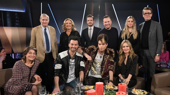 Bettina Tietjen und Johannes Wimmer im Gruppenbild mit den Gästen der NDR Talk Show am 9. Dezember 2022. © NDR Fernsehen/Uwe Ernst Foto: Uwe Ernst
