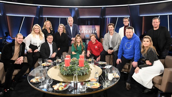 Johannes Wimmer, Bettina Tietjen, Barbara Schöneberger und Hubertus Meyer-Burckhardt im Gruppenbild mit den Gästen der NDR Talk Show Spezial am 16. Dezember 2022. © NDR Fernsehen/ Uwe Ernst Foto: Uwe Ernst