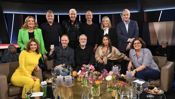 Bettina Tietjen und Hubertus Meyer-Burckhardt im Gruppenbild mit den Gästen der NDR Talk Show am 13. Januar 2023. © NDR Fernsehen/Uwe Ernst Foto: Uwe Ernst