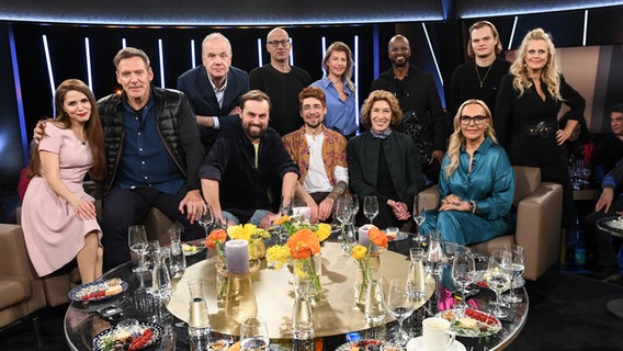 Barbara Schöneberger und Hubertus Meyer-Burckhardt im Gruppenbild mit den Gästen der NDR Talk Show am 10. Februar 2023. © NDR Fernsehen/Uwe Ernst Foto: Uwe Ernst