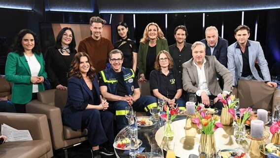 Bettina Tietjen und Hubertus Meyer-Burckhardt im Gruppenbild mit den Gästen der NDR Talk Show am 3. März 2023. © NDR Fernsehen/Uwe Ernst Foto: Uwe Ernst
