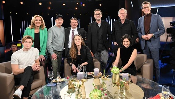Bettina Tietjen und Johannes Wimmer im Gruppenbild mit den Gästen der NDR Talk Show am 10. März 2023. © NDR Fernsehen/Uwe Ernst Foto: Uwe Ernst