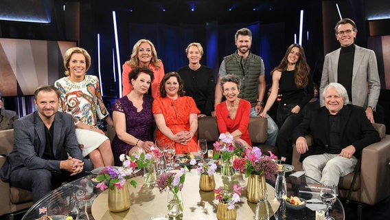 Bettina Tietjen und Johannes Wimmer im Gruppenbild mit den Gästen der NDR Talk Show am 5. Mai 2023. © NDR Fernsehen/Uwe Ernst Foto: Uwe Ernst