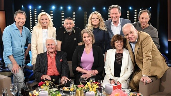 Barbara Schöneberger und Hubertus Meyer-Burckhardt im Gruppenbild mit den Gästen der NDR Talk Show am 26. Mai 2023. © NDR Fernsehen/Uwe Ernst Foto: Uwe Ernst