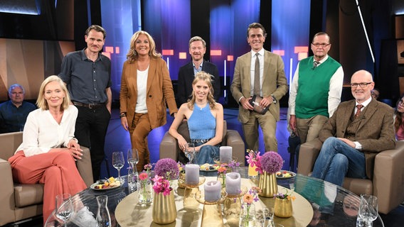 Bettina Tietjen und Johannes Wimmer im Gruppenbild mit den Gästen der NDR Talk Show am 2. Juni 2023. © NDR Fernsehen/Uwe Ernst Foto: Uwe Ernst