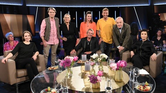 Barbara Schöneberger und Hubertus Meyer-Burckhardt im Gruppenbild mit den Gästen der NDR Talk Show am 9. Juni 2023. © NDR Fernsehen/Uwe Ernst Foto: Uwe Ernst