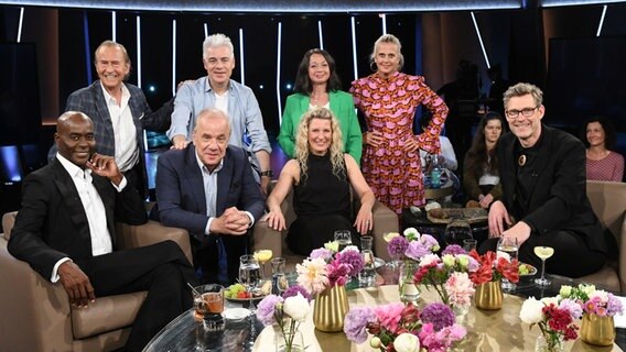 Barbara Schöneberger und Hubertus Meyer-Burckhardt im Gruppenbild mit den Gästen der NDR Talk Show am 7. Juli 2023. © NDR Fernsehen/ Uwe Ernst Foto: Uwe Ernst