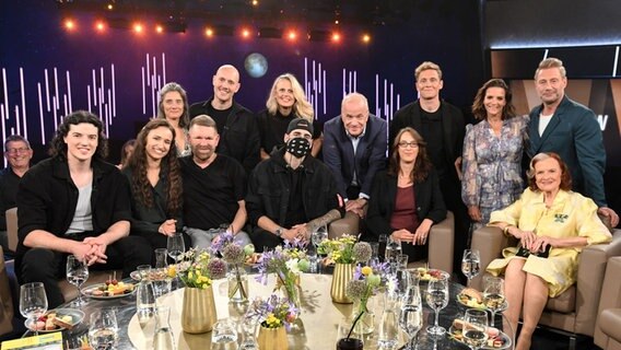 Barbara Schöneberger und Hubertus Meyer-Burckhardt im Gruppenbild mit den Gästen der NDR Talk Show am 28. Juli 2023. © NDR Fernsehen/Uwe Ernst Foto: Uwe Ernst