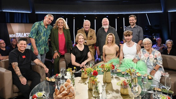 Bettina Tietjen und Hubertus Meyer-Burckhardt im Gruppenbild mit den Gästen der NDR Talk Show am 18. August 2023. © NDR Fernsehen/Uwe Ernst Foto: Uwe Ernst