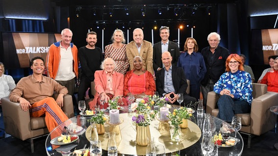 Barbara Schöneberger und Hubertus Meyer-Burckhardt im Gruppenbild mit den Gästen der NDR Talk Show am 15. September 2023. © NDR Fernsehen/Uwe Ernst Foto: Uwe Ernst
