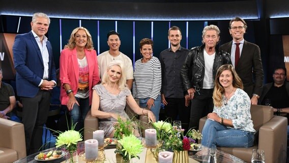 Bettina Tietjen und Johannes Wimmer im Gruppenbild mit den Gästen der NDR Talk Show am 22. September 2023. © NDR Fernsehen/Uwe Ernst Foto: Uwe Ernst