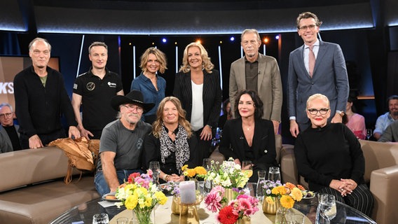 Bettina Tietjen und Johannes Wimmer im Gruppenbild mit den Gästen der NDR Talk Show am 20. Oktober 2023. © NDR Fernsehen/Uwe Ernst Foto: Uwe Ernst